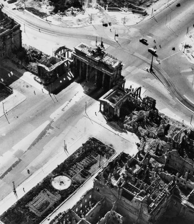 Pariser Platz: clădirile din piața aflată la est de Poarta Brandenburg au fost afectate de raidurile aeriene. In dreapta imaginii se pot observa ruinele fostului palat al lui Max Liebermann.