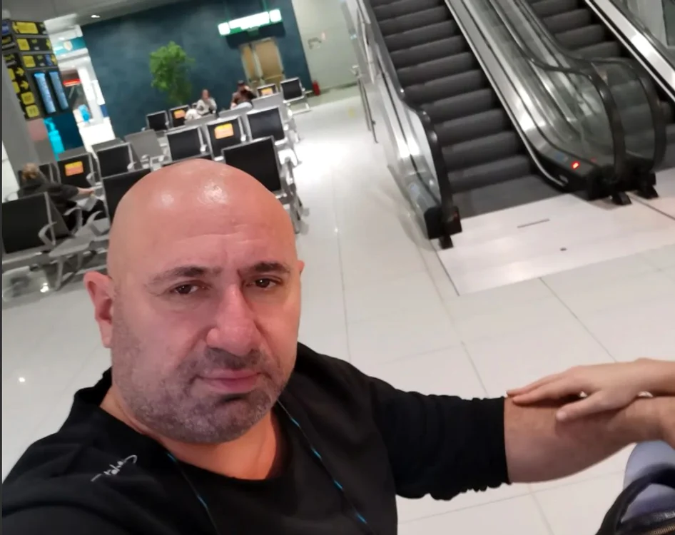 
    Mâna delicată a Doinei Teodoru apare în poza făcută de chef Cătălin, la aeroportfoto: Instagram  