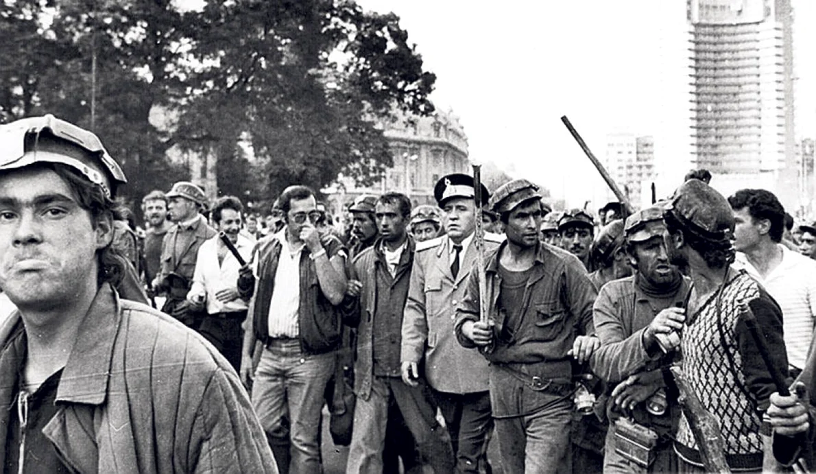 mineriada Mineri şi ofiţeri de poliţie pe străzile Bucureştiului (iunie 1990)