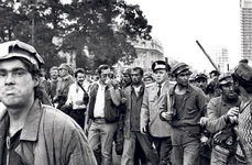mineriada Mineri şi ofiţeri de poliţie pe străzile Bucureştiului (iunie 1990)
