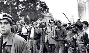 mineriada Mineri şi ofiţeri de poliţie pe străzile Bucureştiului (iunie 1990)