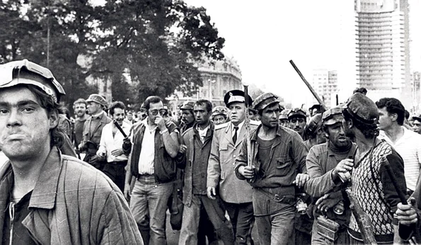 mineriada Mineri şi ofiţeri de poliţie pe străzile Bucureştiului (iunie 1990)