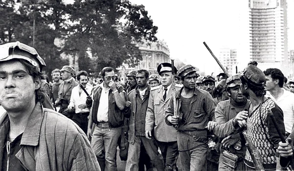 mineriada Mineri şi ofiţeri de poliţie pe străzile Bucureştiului (iunie 1990)