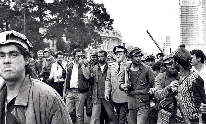 mineriada Mineri şi ofiţeri de poliţie pe străzile Bucureştiului (iunie 1990)