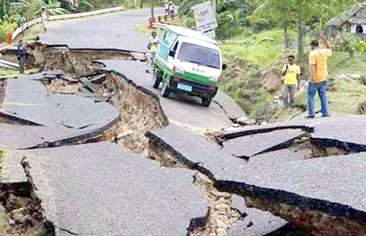 La Pokhara, la 80 km de epicentru, pământul s-a surpat