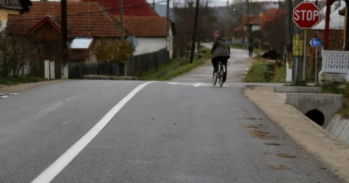 Au fost reabilitaţi peste şapte kilometri de drum judeţean