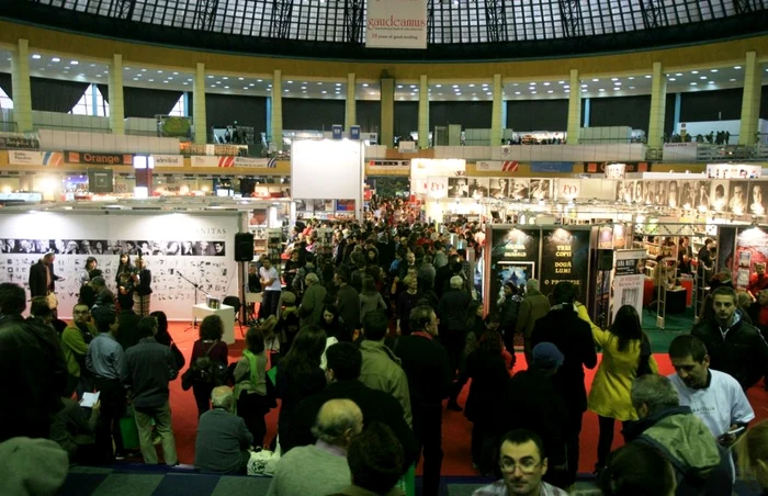 Cărţile s-au vândut cel mai bine, în timpul crizei, la librării şi la târguri   Foto: adevarul.ro