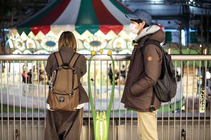 Uneori tinerele rănite în amor  îl scot la plimbare în parc