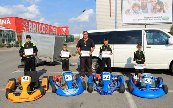 Pilo'ii de la Cercul de karting de la Clubul Elevilor "Spiru Haret" Barlad FOTO Sabina Ghiorghe