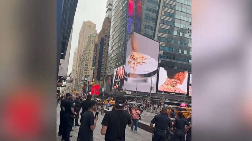 Atac sângeros în Times Square: o femeie a înjunghiat doi trecători la întâmplare. Una dintre victime a murit. Agresoarea, împușcată mortal de poliție
