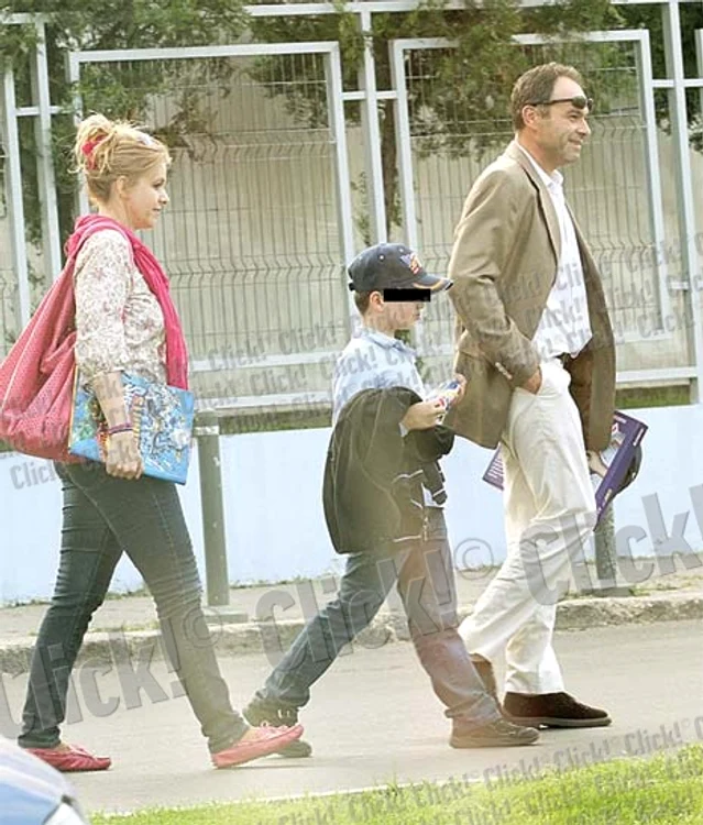 
    Bianca îşi urmăreşte  cu drag cele  mai iubite fiinţe:  logodnicul şi copilul (fotografii: Mihai Ionescu)  