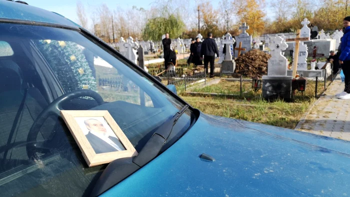 Trupul neînsufleţit al lui Constantin Mudava a fost condus pe ultimul drum doar de membrii familiei FOTO: GEORGE ENACHE