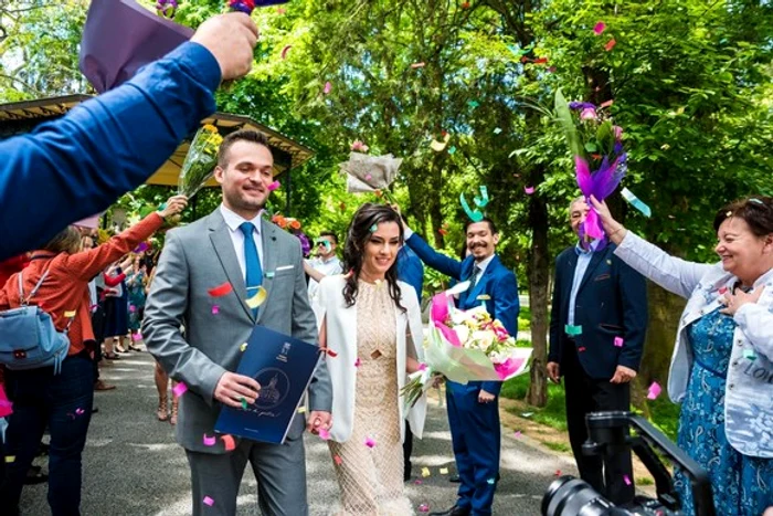 Tânăra a purtat rochia albă de mireasă la căsătoria civilă