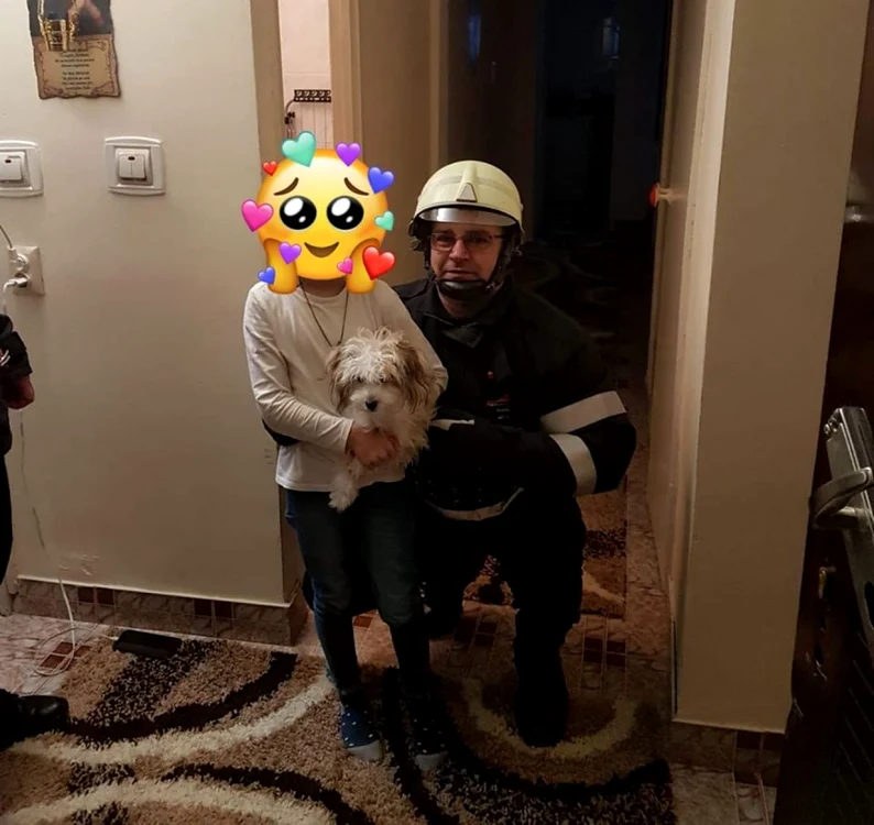 Pompierii au ajuns în apartament pe fereastră, folosind o scară FOTO: Facebook/ISU Olt