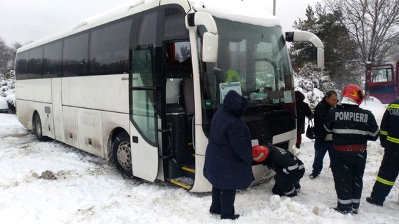 
    Un autocar plin cu pasageri s-a blocat în Sinaia, la cota 1400  
