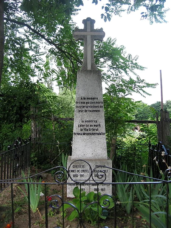 Monument în amintirea membrilor Misiunii Medicale Franceze (© Cezar Suceveanu / Wikimedia Commons)