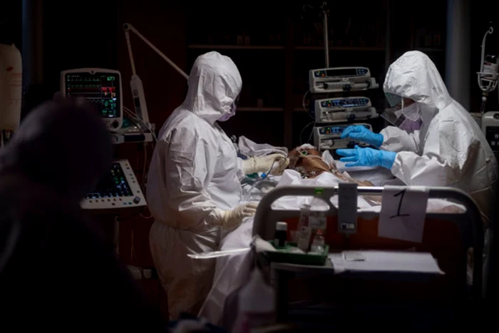 Comisia Europeană a acordat, vineri, o autorizaţie de introducere pe piaţă condiţionată pentru medicamentul Remdesivir, care devine astfel primul medicament autorizat la nivelul UE pentru tratamentul împotriva COVID-19