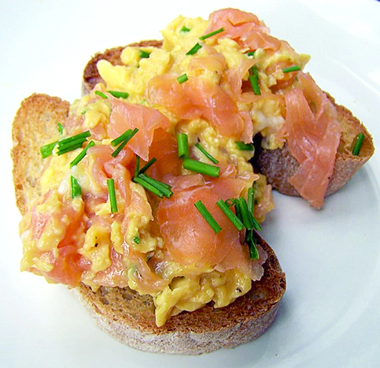 Tartină şi omletă franţuzească din smântână, ierburi aromatice şi somon