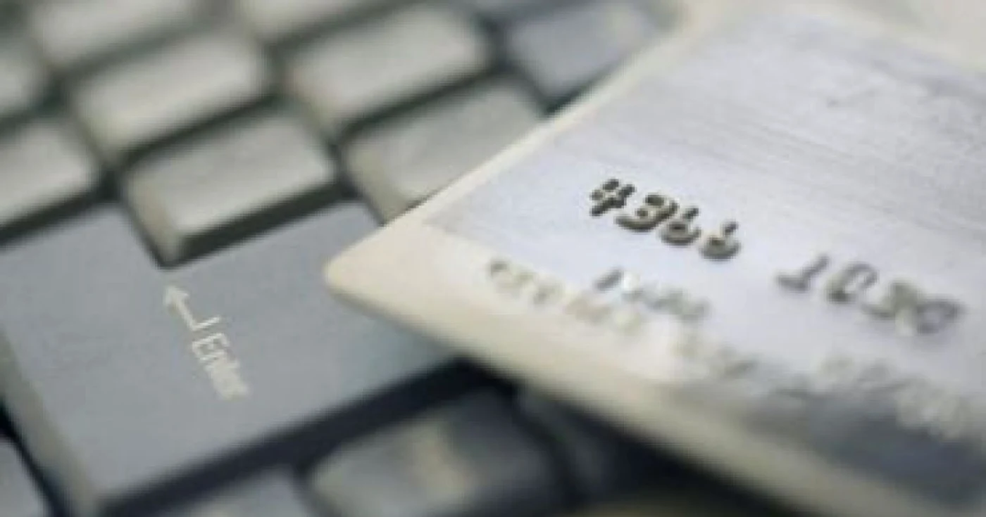 Au “explodat” plăţile online prin card bancar