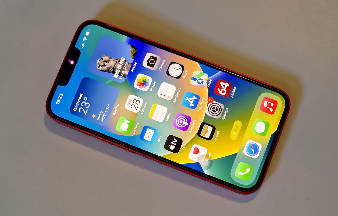 Prețul unui iPhone 14 Plus este de aproximativ 5.600 de lei FOTO Adrian Pogîngeanu