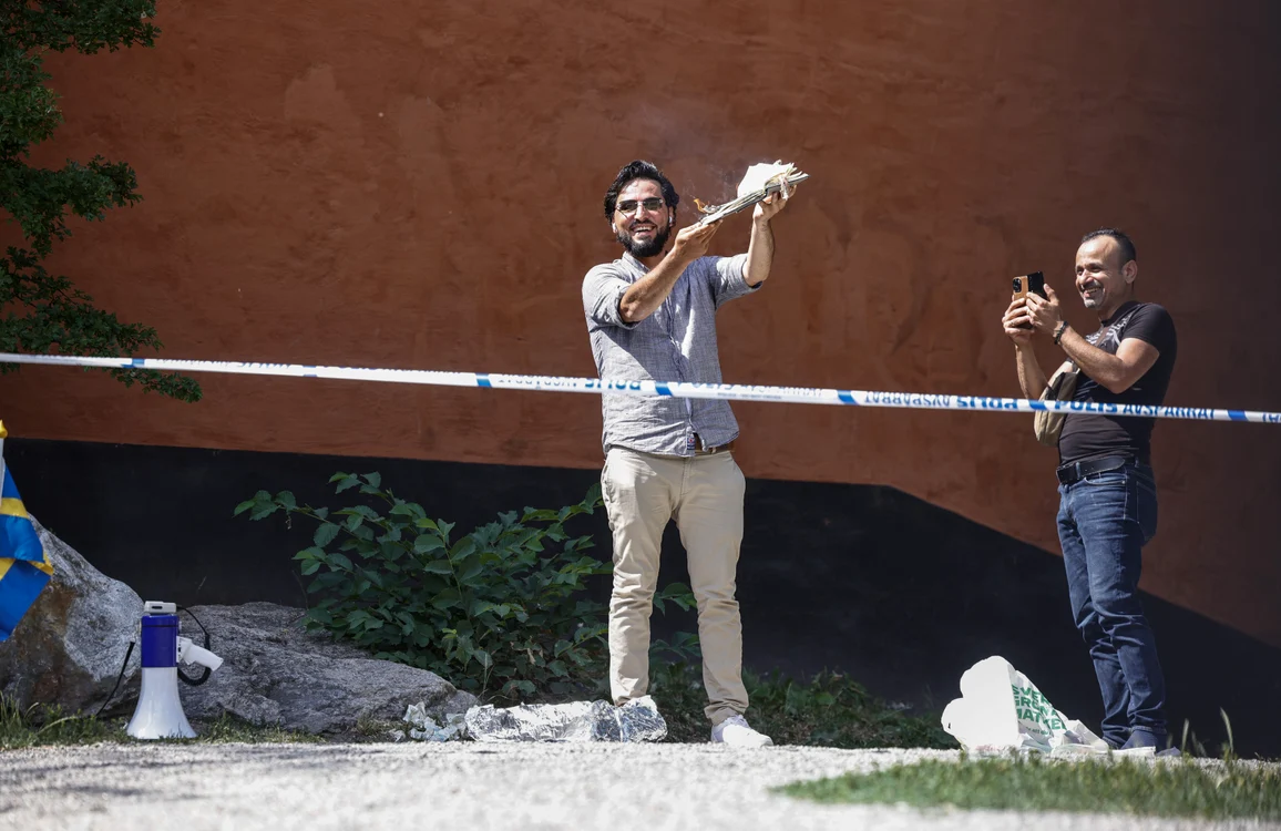 Salwan Momika arde Coranul în fața unei moschei din Stockholm FOTO Profimedia