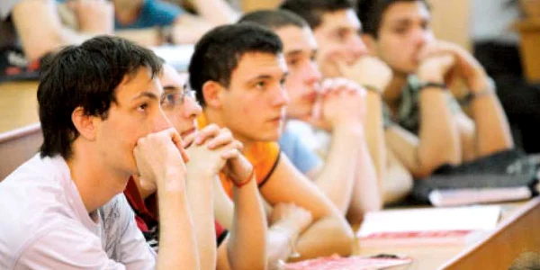 Tinerii cursanţi vor sta cu ochii pe profesori pentru a le îmbunătăţi predarea