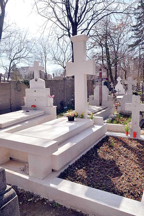 Mormântul se află la Cimitirul Bellu Militar