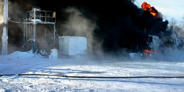 Un incendiu a cuprins un centru de aprovizionare cu petrol din regiunea Angarsk FOTO via The Sun