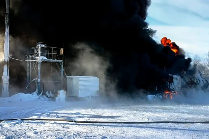 Un incendiu a cuprins un centru de aprovizionare cu petrol din regiunea Angarsk FOTO via The Sun