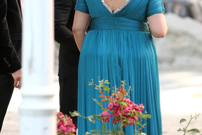 Oana Roman a stat afară cu Marius Elisei cât acesta a fumat