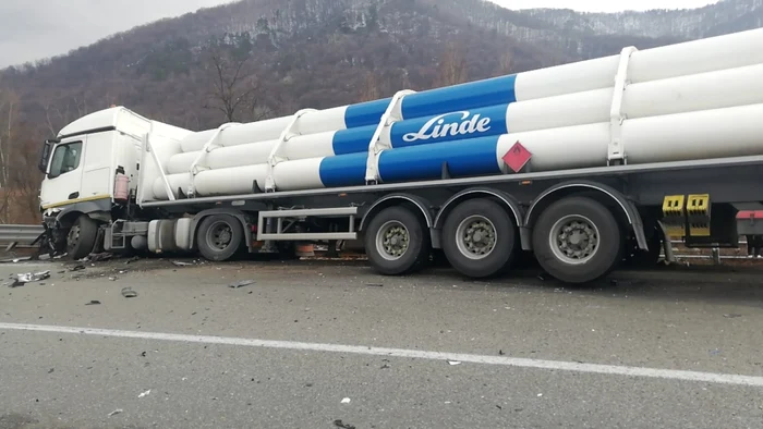 Cisternă ce transporta hidrogen lichid pe şinele de cale ferată în urma coliziunii cu un autoturism la Călimăneşti - Vâlcea Foto ISU Vâlcea