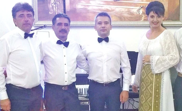 Primarul, alături de trei dintre componenţii trupei Propuls