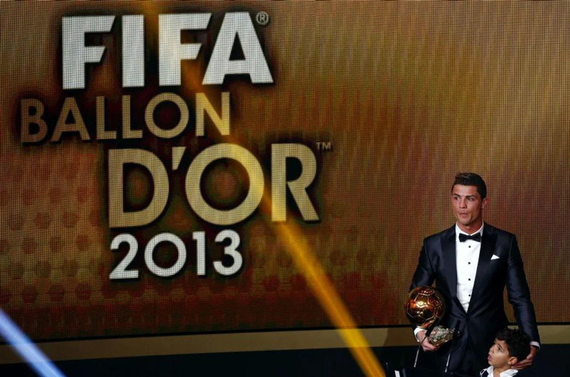 Cristiano Ronaldo a plâns când a primit trofeul (Foto: Reuters)