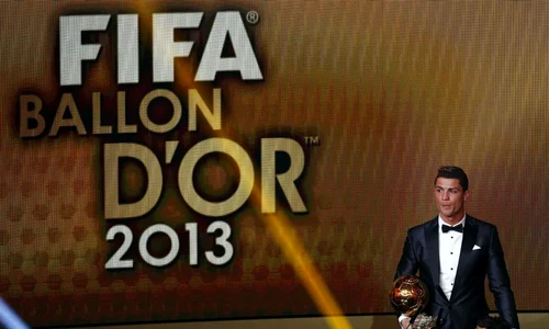 Cristiano Ronaldo a plâns când a primit trofeul (Foto: Reuters) jpeg