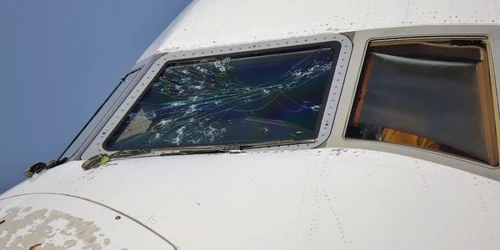 avion lovit de grindina emirates foto vola milano