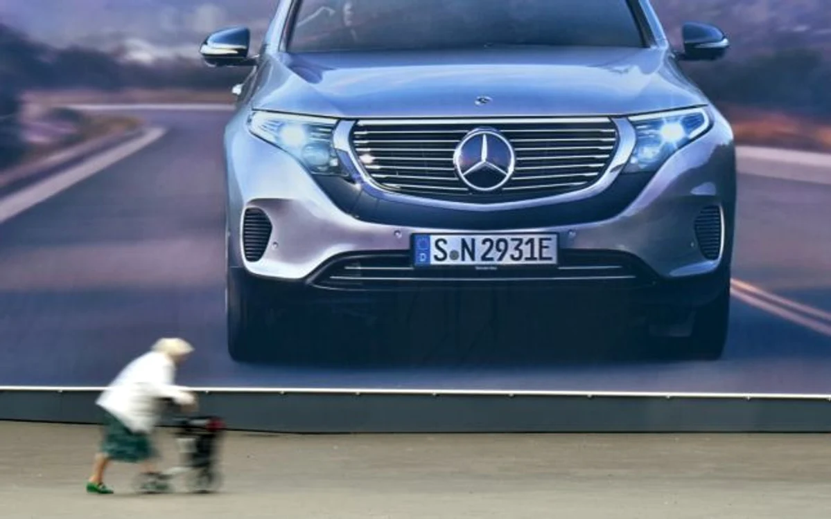 O femeie cu un cadru de mers trece soseşte la Adunarea Generală Daimler AG la Berlin Germania FOTO EPA-EFE / Clemens Bilan