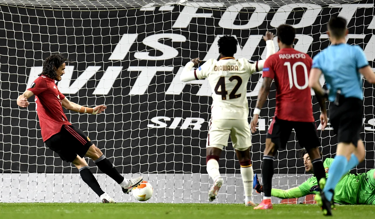 
    Cavani a marcat două goluri în poarta lui AS RomaFoto: EPA-EFE  