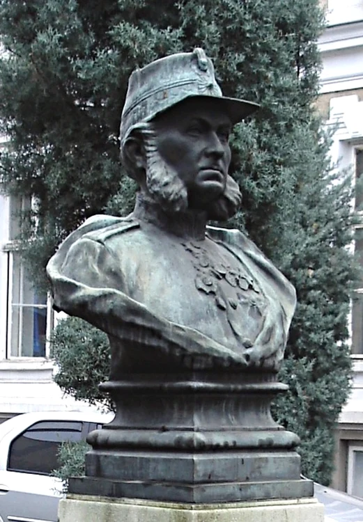 
    Statuia medicului Carol Davila aflată în curtea Spitalului Militar din București este singura operă brâncușiană expusă într-un spațiu public din Capitalăfoto: Wikipedia  