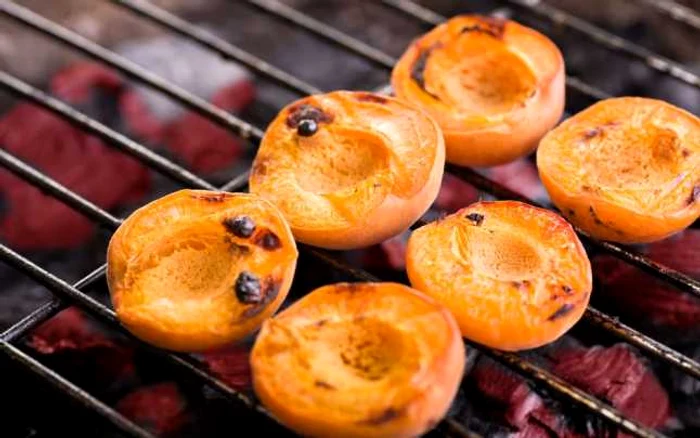 Nu doar carnea se face la grătar, ci şi fructele şi legumele. FOTO: Shutterstock