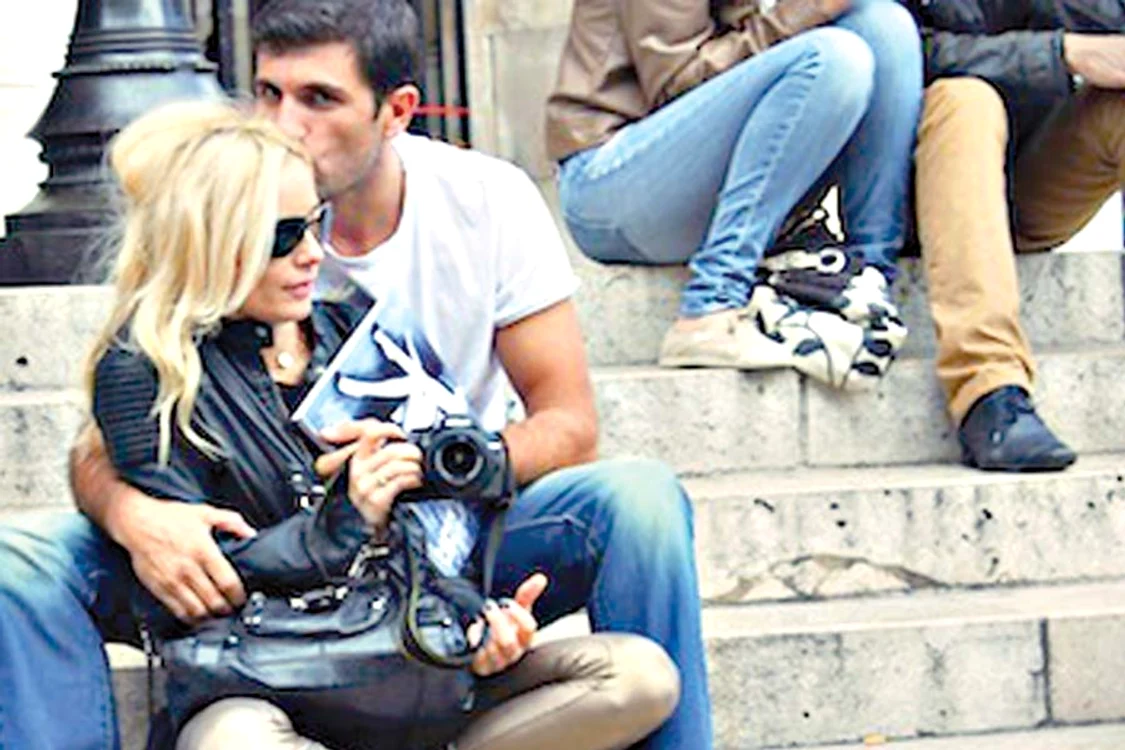 Acasă la Iaşi, Laura se simte ca  în anii copilăriei. Se joacă veselă prin  zăpadă în timp ce Cosmin o fotografiază