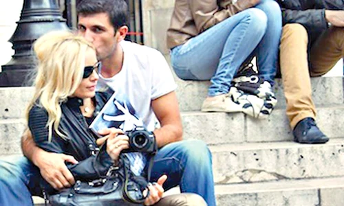 Acasă la Iaşi, Laura se simte ca  în anii copilăriei  Se joacă veselă prin  zăpadă în timp ce Cosmin o fotografiază jpeg