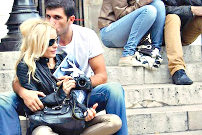 Acasă la Iaşi, Laura se simte ca în anii copilăriei. Se joacă veselă prin zăpadă în timp ce Cosmin o fotografiază