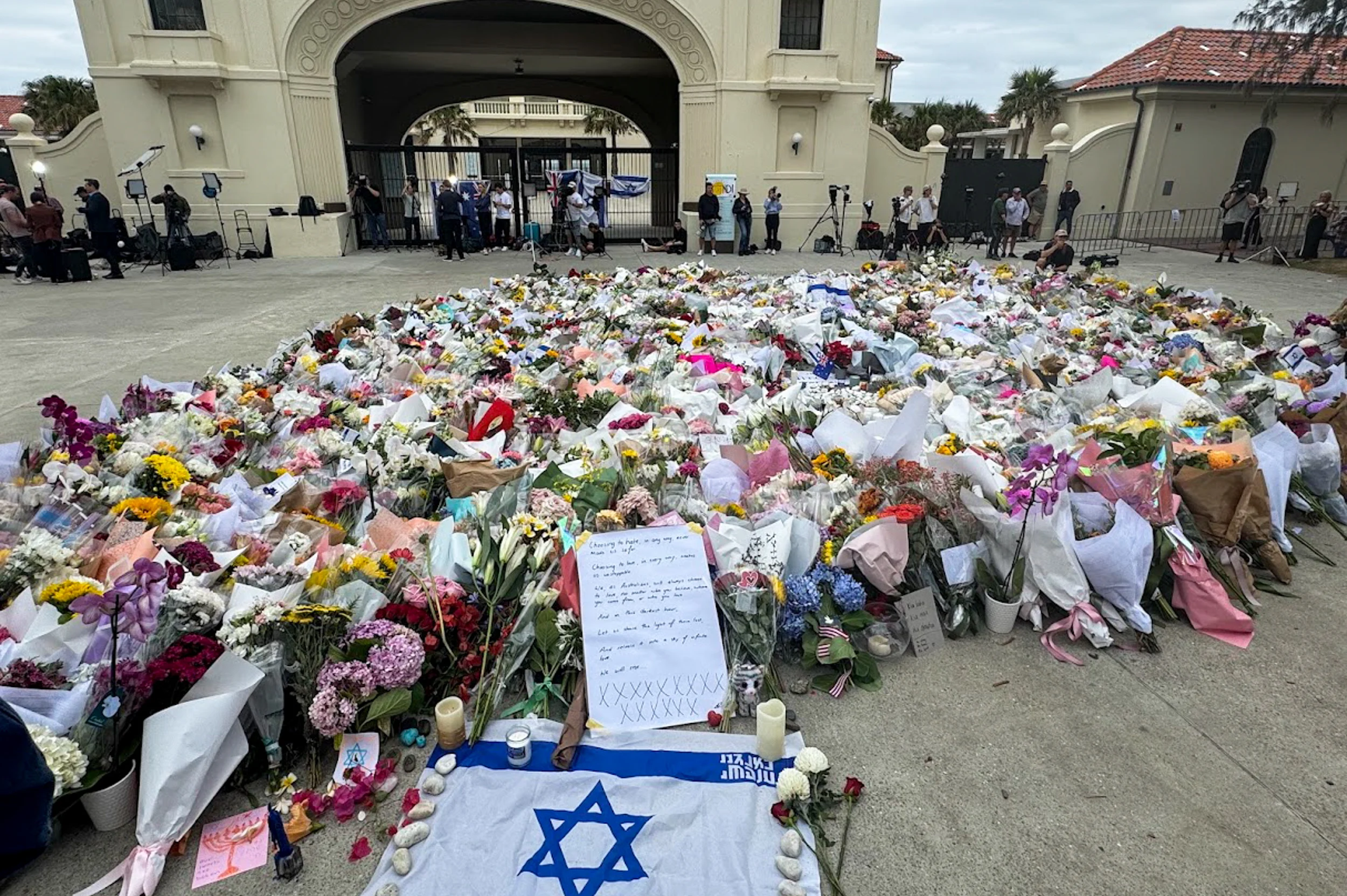 Povestea bărbatului care a supraviețuit Holocaustului și exilului în Siberia pentru a muri ca un erou în atacul armat din Australia. Mărturia fiicei sale