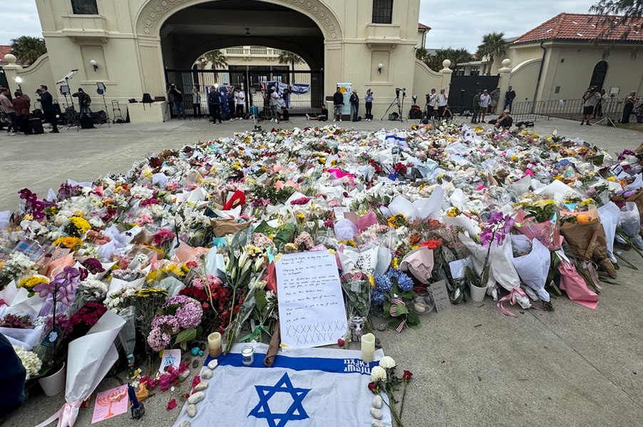 Povestea bărbatului care a supraviețuit Holocaustului și exilului în Siberia dar a murit ca un erou în atacul armat din Australia. Mărturia fiicei sale