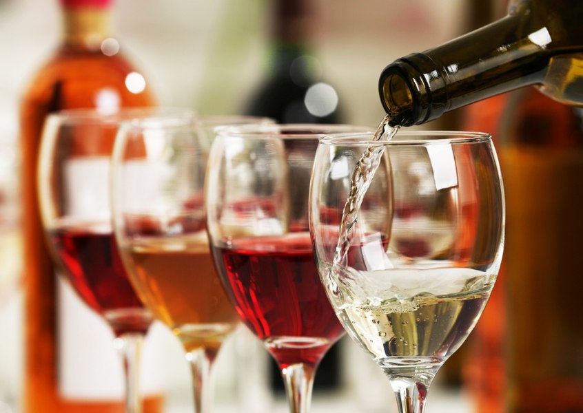„Obișnuiam să beau o sticlă de vin pe seară”. Cum a reușit o femeie, dependentă de alcool, să se trateze cu ajutorul unei pastile