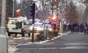 Taximetrul s a răsturnat pe o parte, iar șoferul a rămas încarcerat (Foto: adevarul ro) jpeg