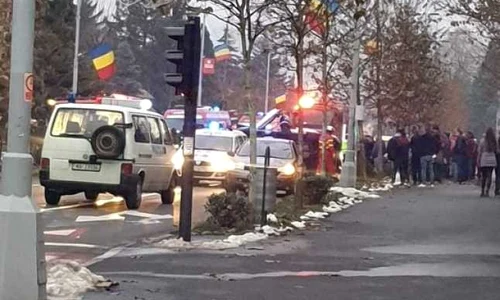 Taximetrul s a răsturnat pe o parte, iar șoferul a rămas încarcerat (Foto: adevarul ro) jpeg