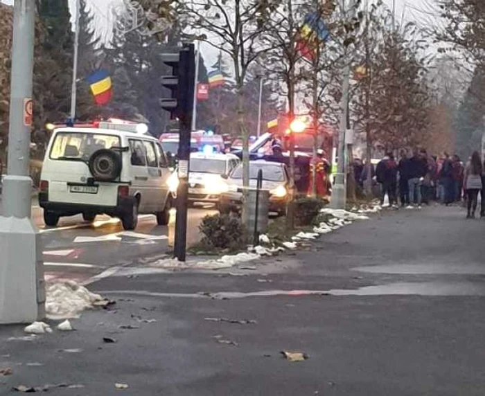 Taximetrul s-a răsturnat pe o parte, iar șoferul a rămas încarcerat (Foto: adevarul.ro)