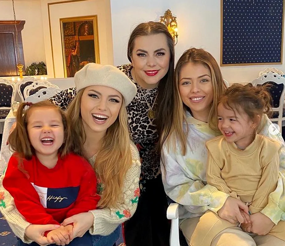 elena gheorghe mama png