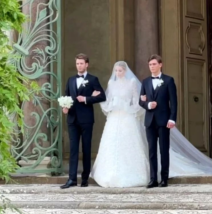 Louis Spencer (foto stânga) a condus-o pe sora sa, Lady Kitty, la altar